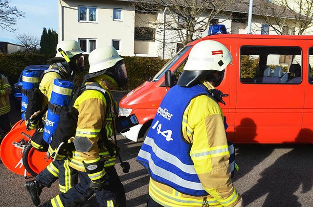Die Einsatzkrfte der Feuerwehr Bad Kr...en mit Schutzmasken in die Wohnung ein  | Foto: Martin Herceg