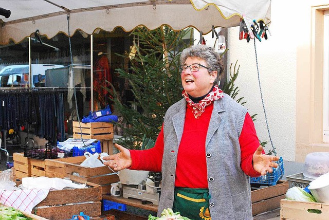 So kennen sie die Emmendinger: Marktfrau Rosemarie Hennze in ihrem Element.  | Foto: Sylvia-Karina  Jahn