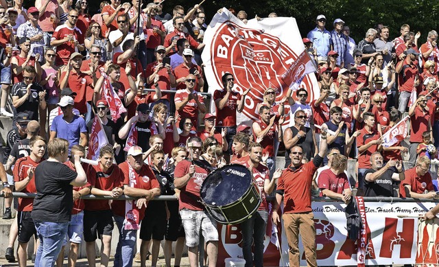 Jubel: Ausgelassen feiern die Fans des...r SC den Aufstieg in die Regionalliga.  | Foto: Archivfoto: daniel Thoma