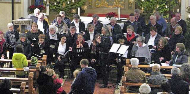 Die Gemeinde stimmte gerne in die vom Kirchenchor gesungenen Lieder mit ein.  | Foto: Ulrike Spiegelhalter
