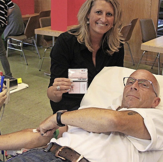 Sonja Frisch vom Blutspendedienst und ...klin mit dem neuen Blutspendeausweis.   | Foto: horst david