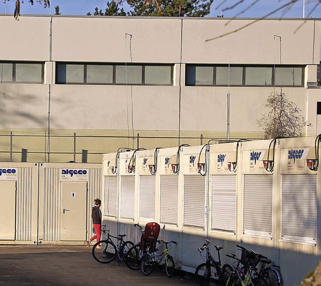 An die  Sporthalle des Kreisschulzentr...Beides wird von Flchtlingen genutzt.   | Foto: hr/LRA