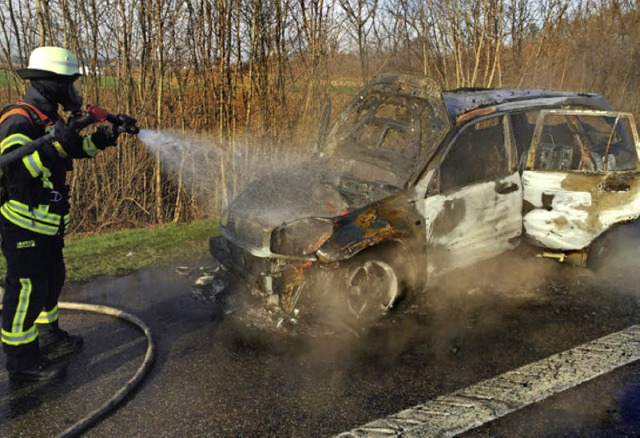 Der Toyota brannte auf der A 5 vllig aus.   | Foto: Feuerwehr