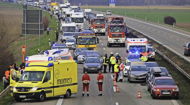 Der schwere Unfall sorgte auf der A 5 ...fr erhebliche Verkehrsbehinderungen.   | Foto: Sandra Decoux-Kone