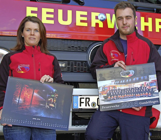 Madeleine Huber und Christian Lffler ...en Feuerwehrkalender Gundelfingen vor.  | Foto: Andrea Steinhart