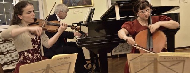 Katharina Uhde (Violine) und Sanja Uhd... begleitet von Michael Uhde am Klavier  | Foto: Hans Meidhof