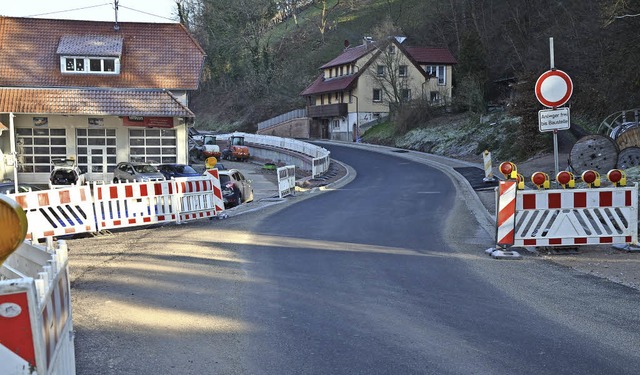 Die Teerdecke ist drauf, der letzte Sc... Frhjahr wird die L 110 fertig sein.   | Foto: Benedikt Sommer