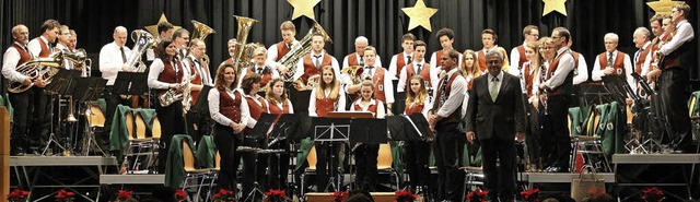 Der Musikverein Eschbach unter Leitung von Josef Heckle beim Weihnachtskonzert   | Foto: Privat