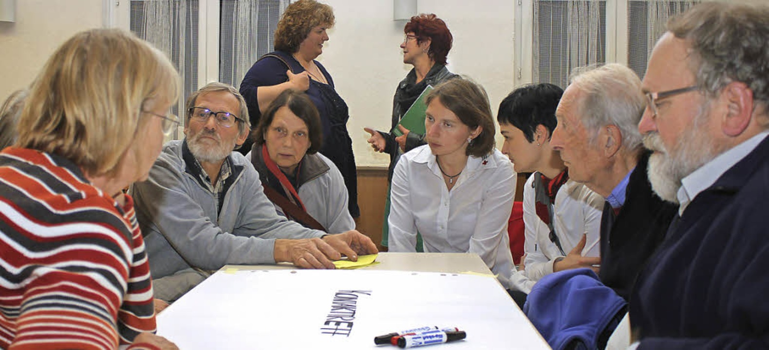 Ehrenamtliche Helfer besprechen ihre Arbeit.   | Foto: Ute Kienzler