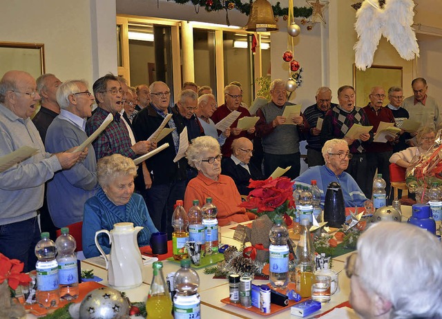 Die Singgemeinschaft Frohsinn Wyhlen e...em  traditionellen Weihnachtssingen.    | Foto: Martina Weber-Kroker