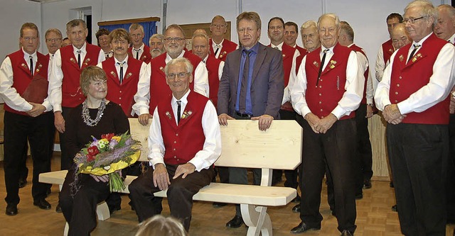 Zum Abschied gab es fr Alfred Kaiser ...lin und Markus Albrecht (von rechts).   | Foto: Jger