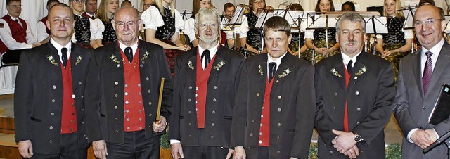 Vorsitzender Dominik Faas (links) und ...helshorn und Walter Laile (von links).  | Foto: Wehrle