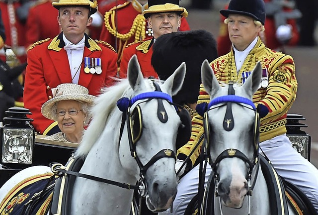 Nur Kniginnen fahren noch regelmig ... Queen Elizabeth II bei einer Parade.   | Foto: afp