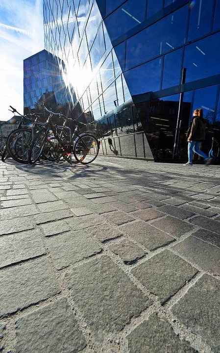 Die Stadtverwaltung h�lt den Stein aus...r bei der Unibibliothek verlegt wurde.  | Foto: Michael Bamberger