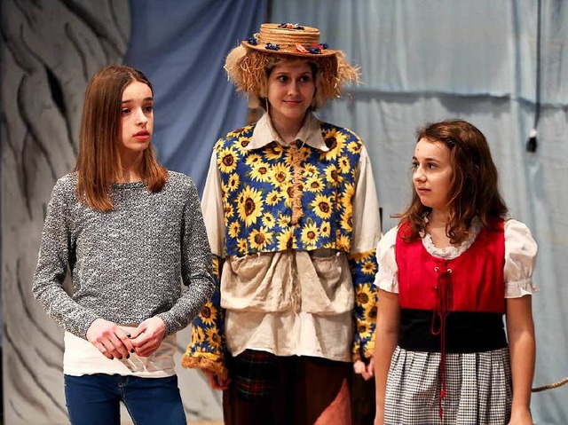 Hanna Bohnsack, Laura Ehrhard und  Hanna Stoll (von links) bei den Proben  | Foto: Christoph Breithaupt