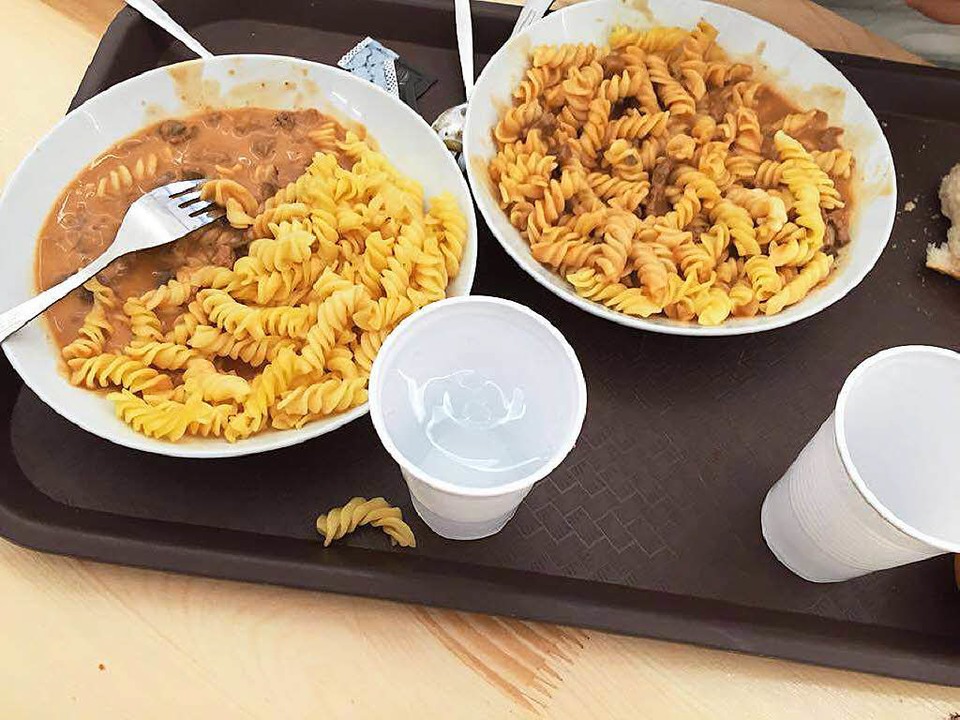 Schmeckt nicht jedem: das Essen in der EA.  | Foto: privat