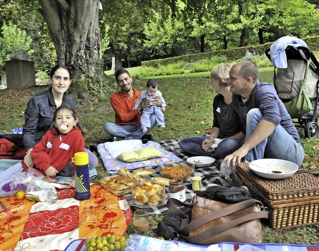 Ob beim gemeinsamen Picknick im Stadtg...ieren sich fr die Flchtlingshilfe.    | Foto: Markus Zimmermann