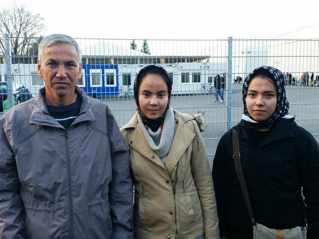 Die Familie Jalili aus Afghanistan woh...n Tchtern Narges (16) und Nasrin (15)  | Foto: David Weigend