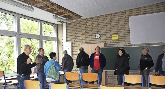 Architekt Walter Hess erluterte den Brgern im Oktober den Zustand der Schule.  | Foto: Archivfoto: Ilona Hge