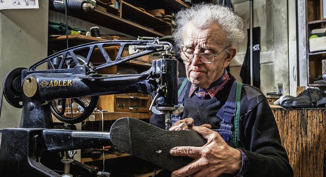 Gnther Dittes gibt heute seine  1939 ...Schuhmacherwerkstatt endgltig auf.     | Foto: Hanspeter Wei