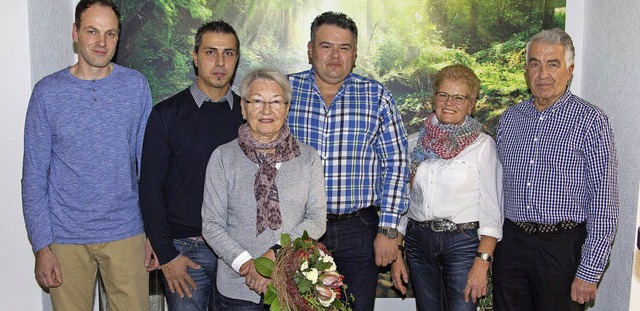 Die Mitarbeiter Osman Trker, Maria Ba...er Firma Dietsche Heizungsbau geehrt.   | Foto: Privat