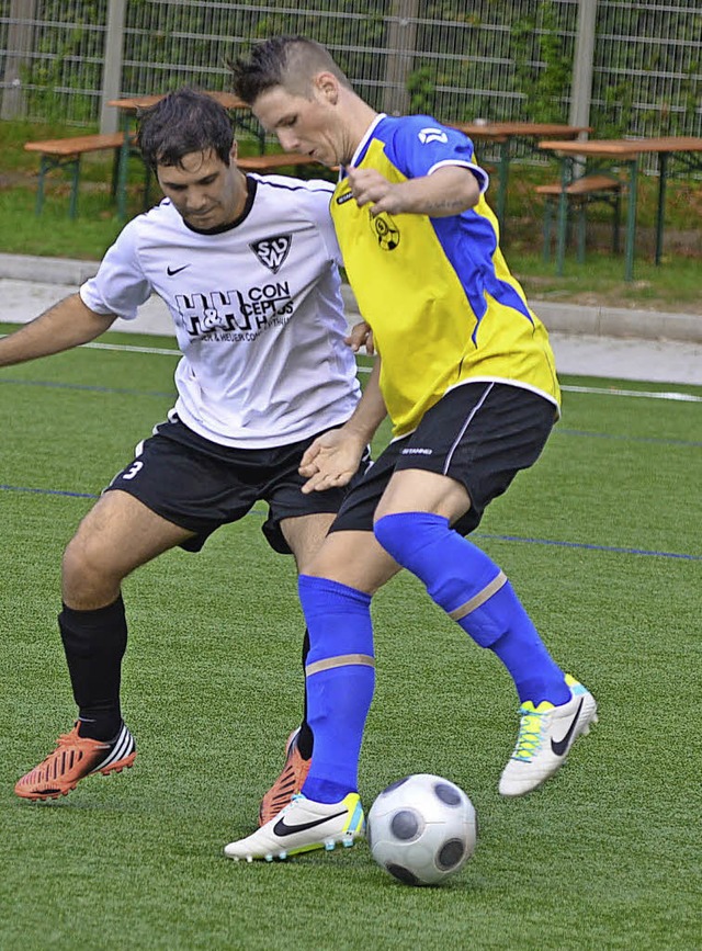 Im Kampf um den Ball knftig im Trikot...Brombach: Peter Sammy Oswald (rechts).  | Foto: Benedikt Hecht