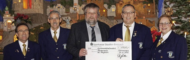 Der Vorstand des Musikvereins Oberrims...(Mitte), einen Scheck ber 1500 Euro.   | Foto: Manuela Schmitt