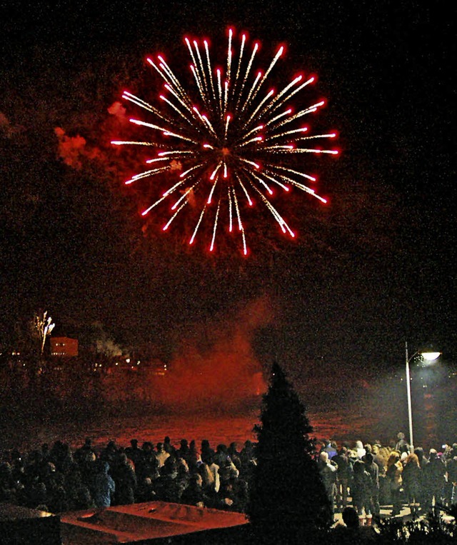 Silvester  auf der alten Rheinbrcke: ...n Nachthimmel ber beiden Rheinfelden.  | Foto: Heinz Vollmar