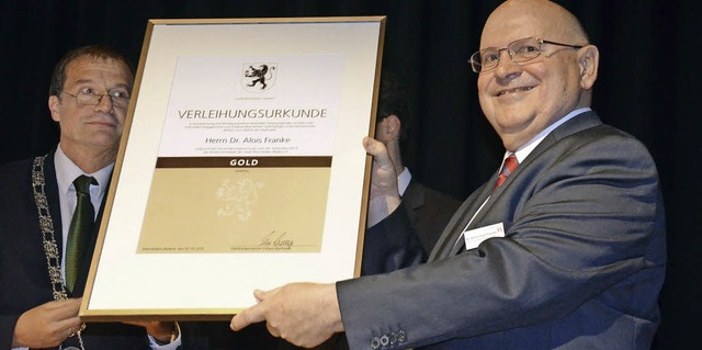 Seltene Auszeichnung: Alois Franke (re...old von OB Klaus Eberhardt verliehen.   | Foto: Ingrid Bhm-Jacob