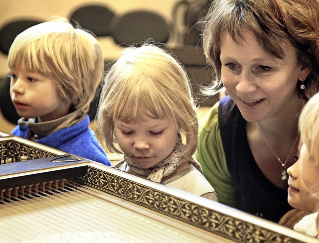 Barockinstrumente hautnah erleben: Bri... Kindern das Innenleben eine Cembalos.  | Foto: fbo