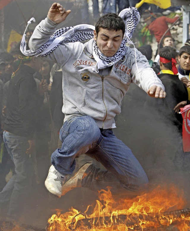 Am kurdischen Neujahrsfest werden Feuer entzndet.   | Foto: DPA