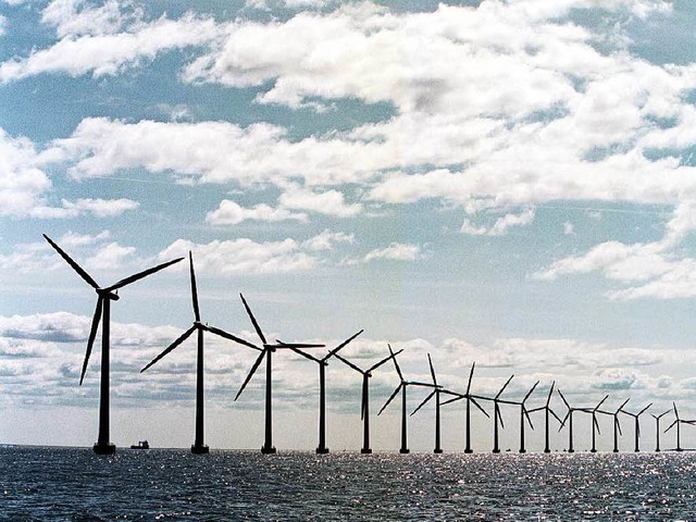 Ertragreicher, aber auch teurer als Windkraftwerke auf Land: Offshore-Windparks   | Foto: AFP