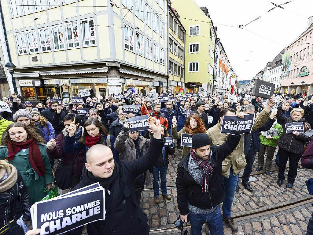 Am 8. Januar zeigen etwa 400 Menschen am Freiburger Bertoldsbrunnen ihre Anteilnahme – einen Tag nach dem Terroranschlag auf die Redaktion des franzsischen Satiremagazins Charlie Hebdo.