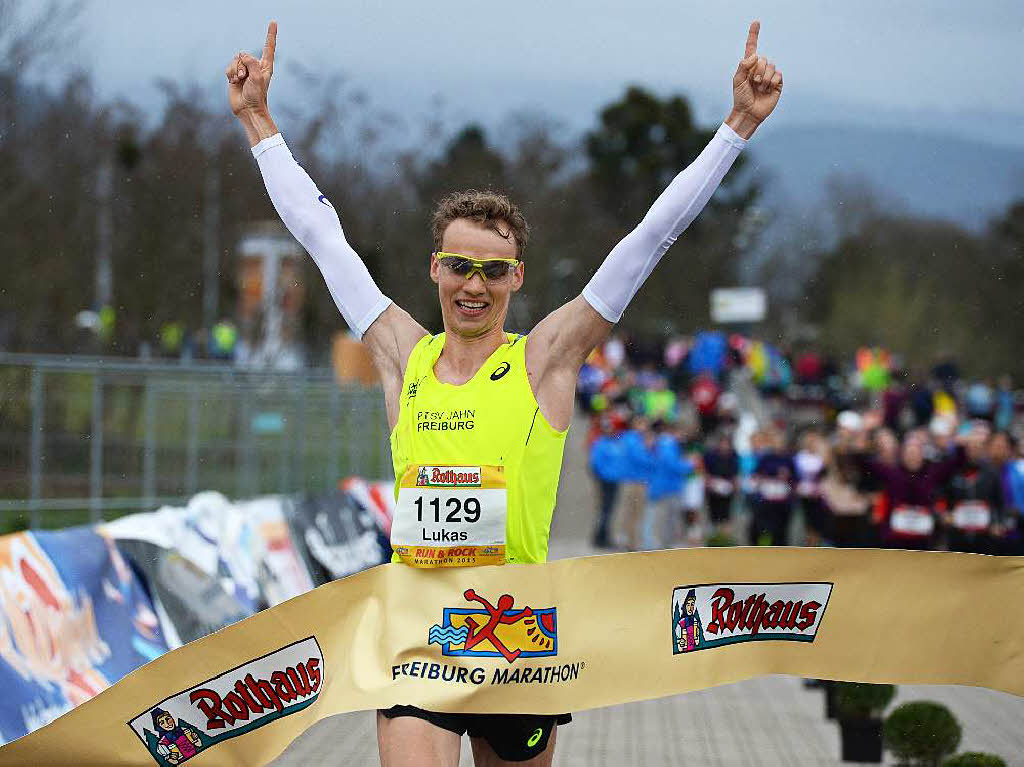 Vorjahressieger Lukas Naegele jubelt auch in diesem Jahr: Der Freiburger lsst seiner Konkurrenz ber die 42,195 Kilometer beim 12. Freiburg-Marathon am 29. Mrz keine Chance.