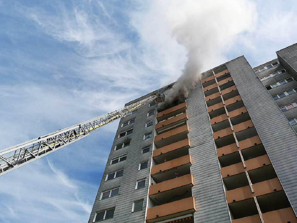 Groeinsatz in Emmendingen: die Feuerwehr rettet am 29. April sechs Menschen aus einem brennenden Hochhaus. Das Gebude wird gerumt, eine Wohnung brennt komplett aus, zwei Menschen werden leicht verletzt.