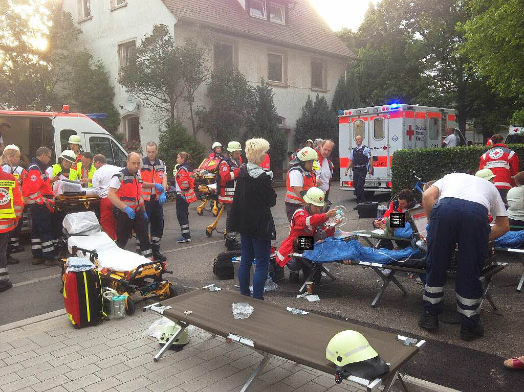 14 Personen werden am 20. Juni bei einem Brand in einem Mehrfamilienhaus in Waldkirch-Buchholz verletzt. Die Polizei vermutet Brandstiftung oder fahrlssiges Zndeln.