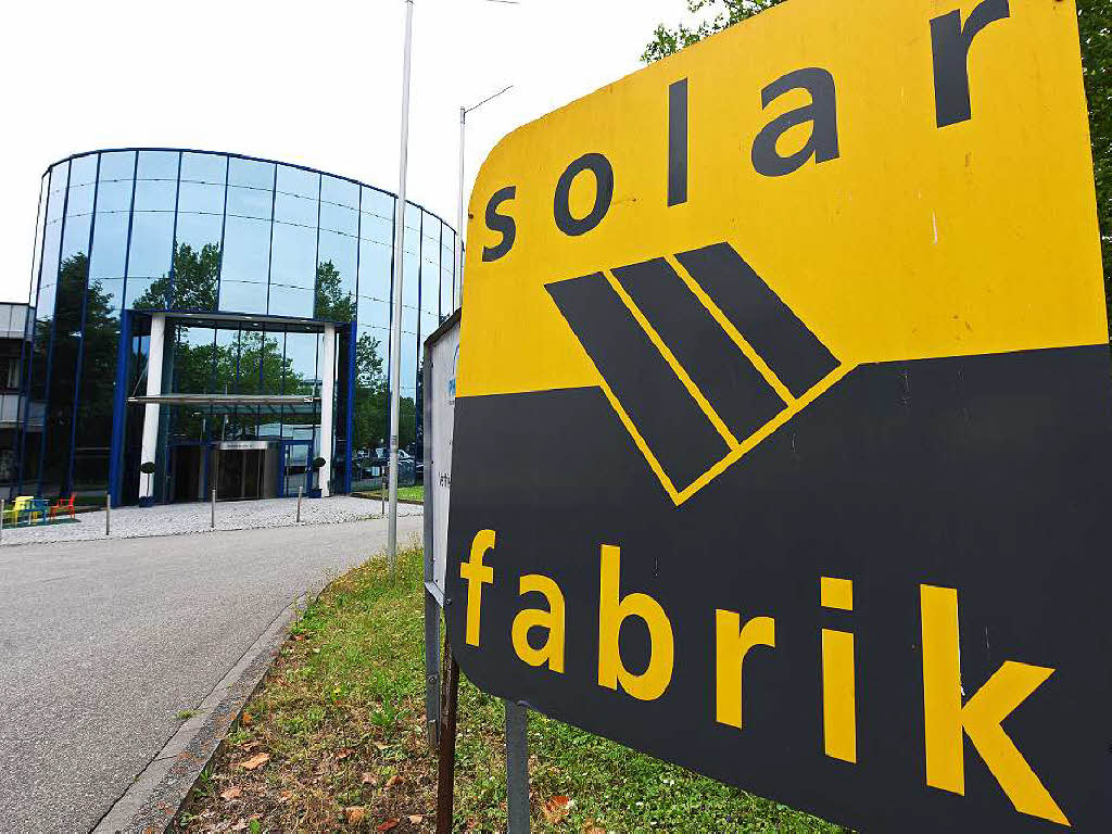 Aus fr den Solar-Pionier: Die Freiburger Solar-Fabrik stellt Mitte Juni den Betrieb ein. 75 Mitarbeiter wechseln in eine Transfergesellschaft, 15 sollen helfen, das Unternehmen abzuwickeln.