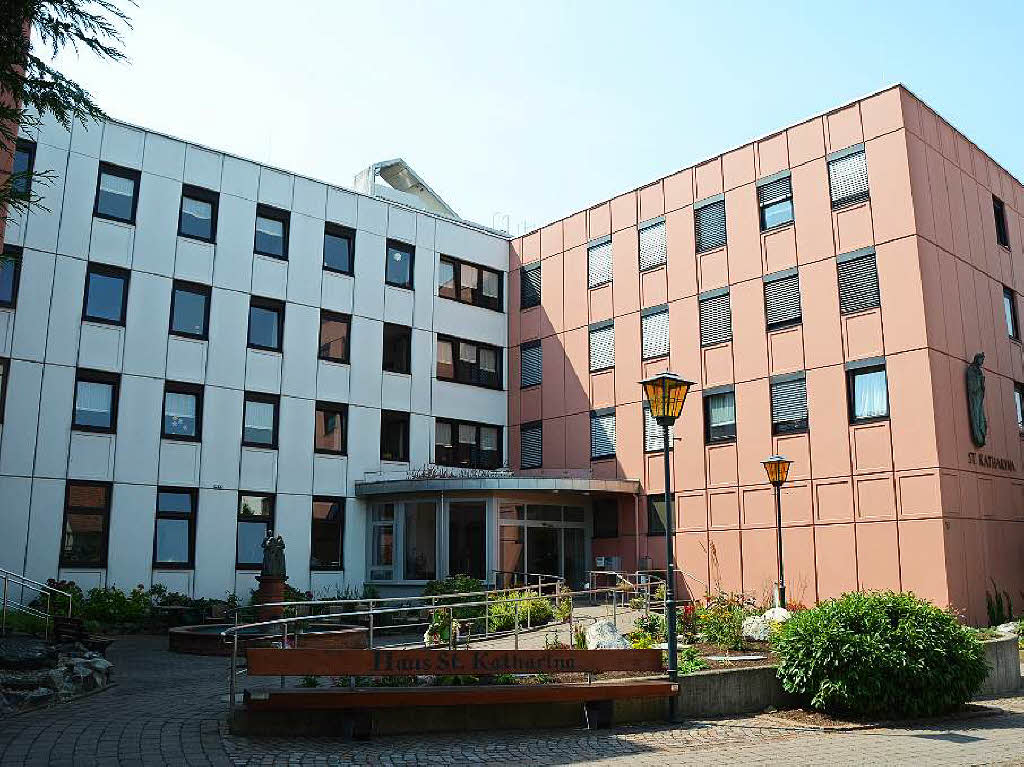 12. August: In den Altenpflegeheimen in Endingen und Rheinhausen sind 30 Bewohner an Salmonellen erkrankt. Zwei Menschen sterben. Die Staatsanwaltschaft ermittelt wegen fahrlssiger Ttung.