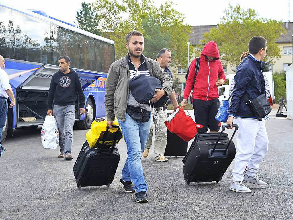 Die ersten Flchtlinge beziehen am 5. September die bedarfsorientierte Erstaufnahmestelle (BEA) in Freiburg. Die Einheimischen begren sie herzlich. Im November wohnen etwa 900 Menschen im Flchtlingsheim.
