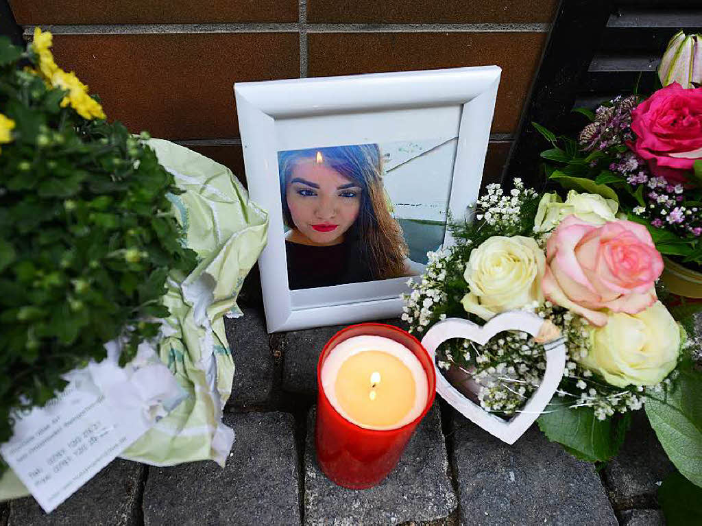 Mitten in Freiburg, in einem Kosmetikstudio in der Gartenstrae, erschiet am Nachmittag des 11. September ein 42-jhriger Mann seine 21 Jahre alte Stieftochter. Der Mann stellt sich der Polizei. Er hatte seine Stieftochter schon zuvor bedroht und beleidigt. Sie hatte ihn deswegen angezeigt.