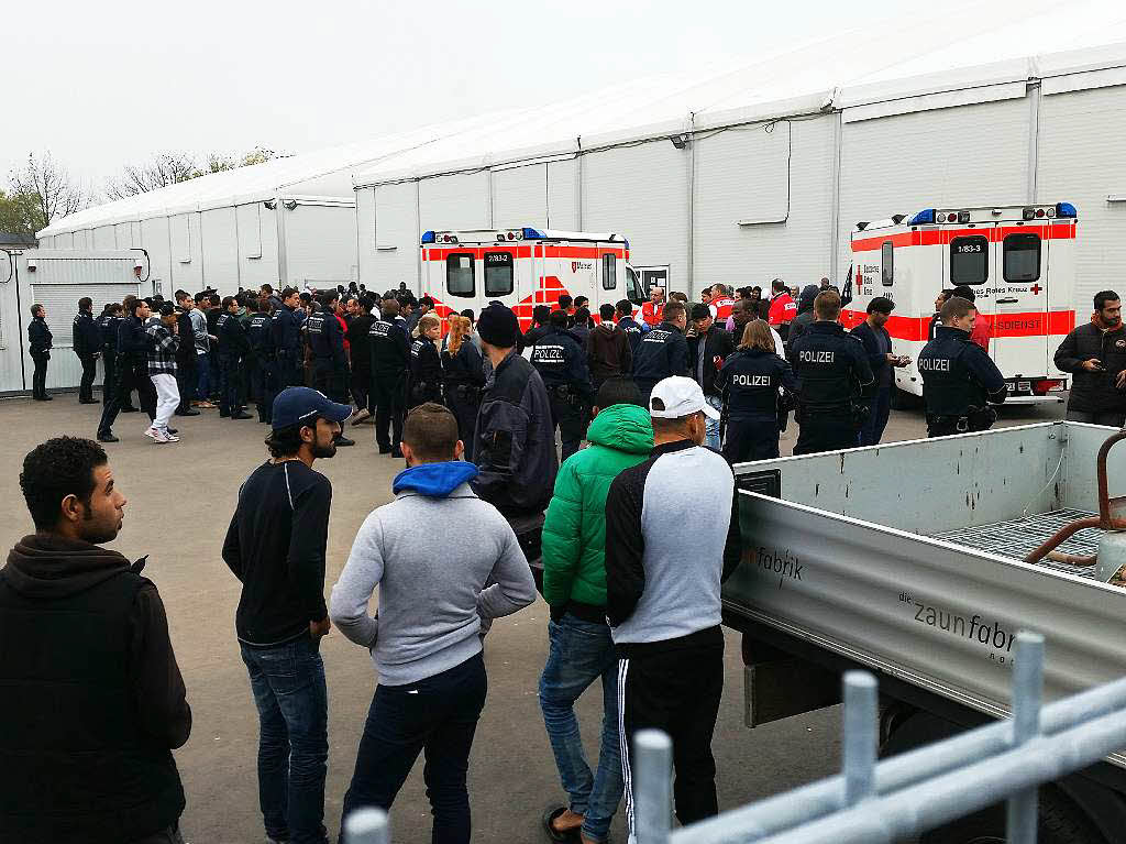 Am 3. November eskaliert ein Streit zwischen Syrern und Afghanen in der Freiburger Flchtlingsunterkunft EA. Die Polizei rckt mit Groaufgebot aus, um die Situation zu beruhigen.