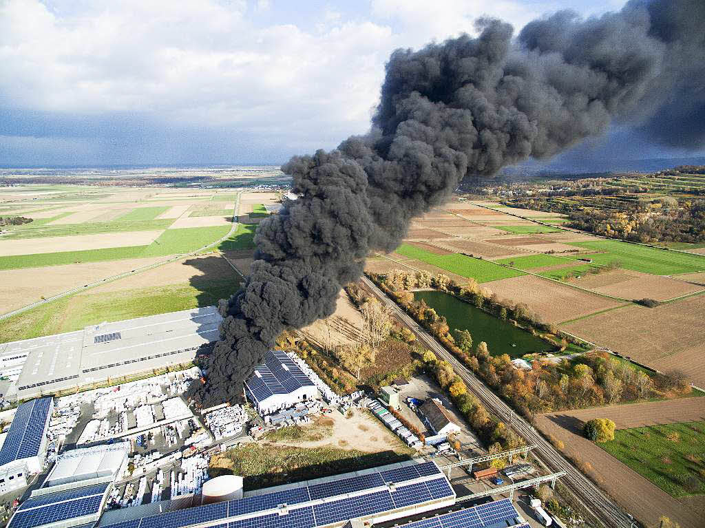 Am 9. November brennt die Halle einer Kunststofffirma im Gewerbegebiet Herbolzheim. Die imposante Rauchwolke ist im gesamten nrdlichen Breisgau zu sehen. Die Feuerwehr brauchen einen halben Tag und eine Nacht, um das Feuer zu lschen.