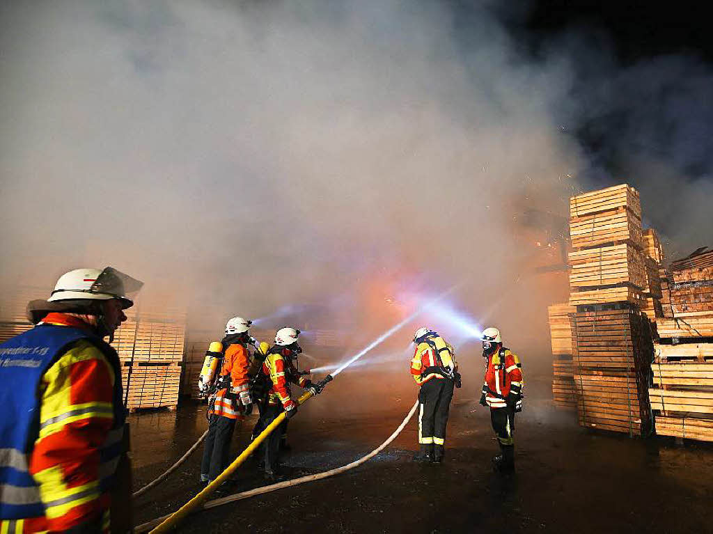 Am 10. Dezember brennt die Halle eines Sgewerks in Urach. Die Feuerwehr rckt mit Groaufgebot aus, der Schaden geht in die Millionen.