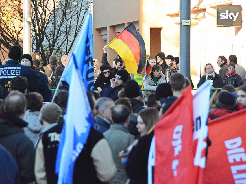 Die Pegida Dreilndereck versammelt sich am 12. Dezember in Weil am Rhein zum Protest, Gegendemonstranten begleiten die Kundgebung kritisch. Auch in Kandern gibt es am 20. Dezember eine Pegida-Versammlung, die von den zahlreichen Gegnern allerdings friedlich bertnt wird.