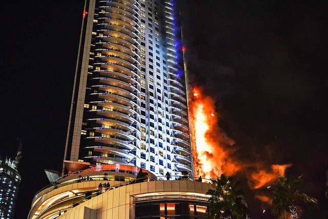 Das Luxushotel &#8222;The Address&#8220; in Dubai steht in Flammen.  | Foto: dpa