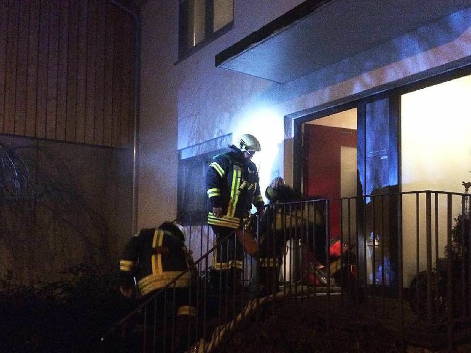Die Feuerwehr musste in der Neujahrsna...n eines Brandes in Buchholz ausrcken.  | Foto: Feuerwehr