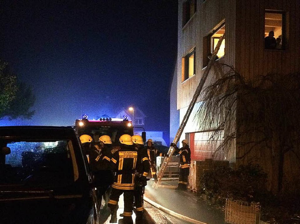 Die Feuerwehr musste in der Neujahrsna...n eines Brandes in Buchholz ausrücken.  | Foto: Feuerwehr