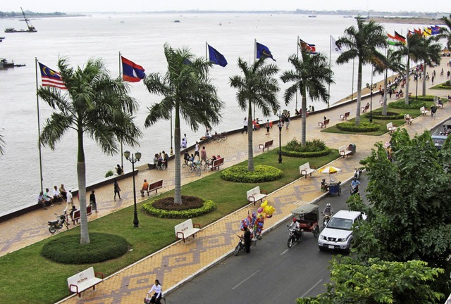Uferpromenade: Vom Restaurant des Fore...sammenfluss von Tonle Sap und Mekong.   | Foto: dpa