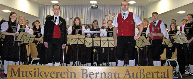 Die beiden neuen Dirigenten Stefan Str... mit ihren Musikerinnen und Musikern.   | Foto: Ulrike Spiegelhalter