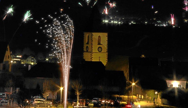 Auch in  Burkheim wurde  das neue Jahr...uerwerk, Raketen und Bllern begrt.   | Foto: Herbert Trogus